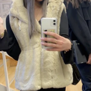 Pälsväst - Jättefin pälsväst från pull & bear, knappt använd, man kan även dra åt den i midjan.
