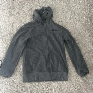 Levis cardigan  - Knappt använd Levis tröja , 100 kr 🥰 passar xxs