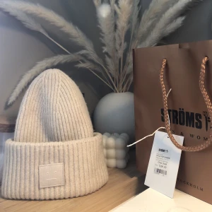 Intressekoll på acne mössa - Hej! Nu stor rensas de inför höst och vinter! Tänkte därmed kolla intresset till min super fina och älskade acne mössa i färgen oatmeal melange, köpt förra agusti på Ströms i stockholm för 1299kr!💗 Fortfarande jätte fint skick! Säljer endast för bra pris🫶🏻