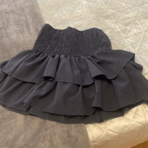 meet me there kjol - Säljer min jätte fina mörk blåa kjol från meet me there. 