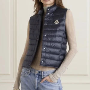 moncler väst - fin marinblå väst i storlek 12 från Moncler⚡️Två diskreta fickor på vardera sida!🫶🏼 Hör av er vid intresse, pris är alltid diskuterbart