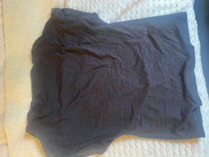 T-shirt - Svart t-shirt med öppen rygg aldrig använd 