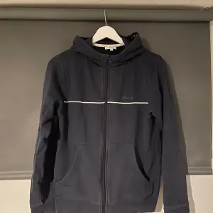 Hugo boss hoddie  Storlek 14 years Använd nåra gånger men är i okej skick