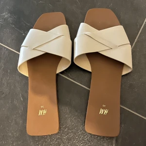 Sandaler, tofflor  - Helt oanvända  Storlek 35  Pris kan diskuteras vid snabbaffär 