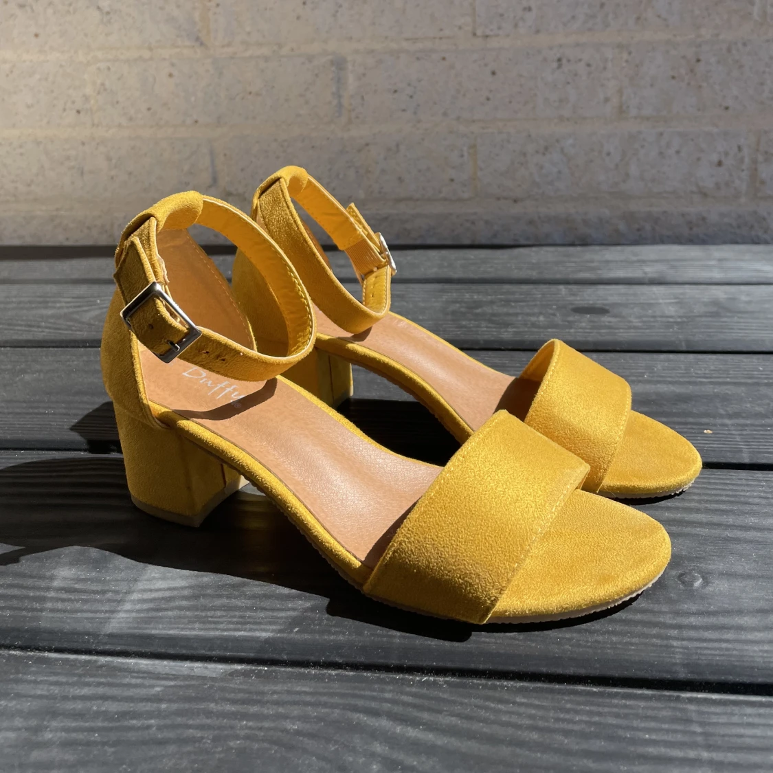 Gula sandaletter Duffy