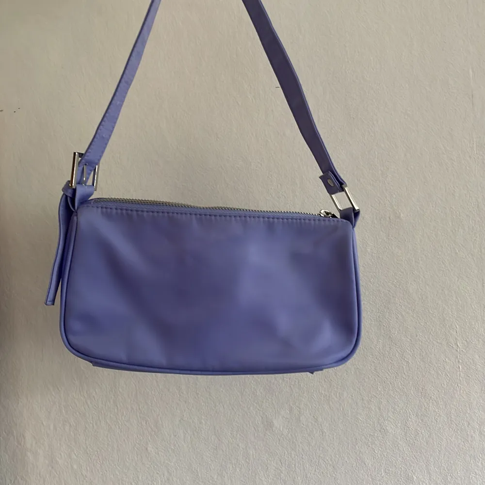 En fin liten ljuslila kuvertväska från BikBok med ett extra fack på utsidan. Knappt använd!. Väskor.
