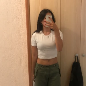 T-shirt - Säljer denna crop t-shirten från zara i xs pga att jag aldrig har på mig vita kläder. Använd en gång. Hör helst av dig om du är intresserad istället för att trycka på köp nu🤍
