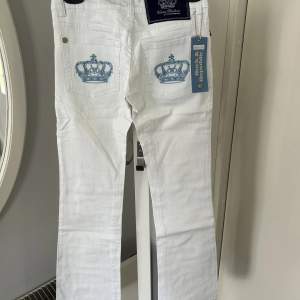 Lågmidjade jeans från Victoria Beckham, helt oanvända i strlk W27 (S). Kan hämtas i Sollentuna eller mötas upp i norra Stockholm fraktar ej. Helt oanvända jeans köpta tidigt 2000 tal. 