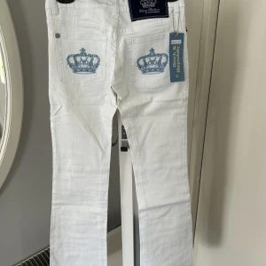 Victoria Beckham Jeans - Lågmidjade jeans från Victoria Beckham, helt oanvända i strlk W27 (S). Kan hämtas i Sollentuna eller mötas upp i norra Stockholm fraktar ej. Helt oanvända jeans köpta tidigt 2000 tal. 