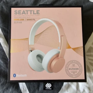 Urbanista Seattle  - Helt nya wireless hörlurar, aldrig använda! Fortfarande i lådan med tillhörande kablar och papper. Rose gold. Retail price 890kr.