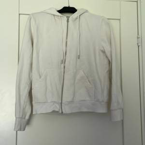 En fin vit zip hoodie som knappt är använd och därav bra skick. Pris kan diskuteras 
