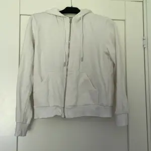 En fin vit zip hoodie som knappt är använd och därav bra skick. Pris kan diskuteras 
