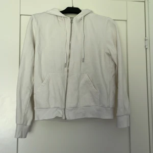 Zip hoodie  - En fin vit zip hoodie som knappt är använd och därav bra skick. Pris kan diskuteras 