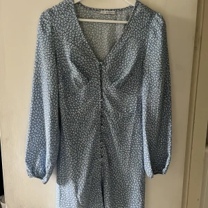 Blå klänning - Hej säljer denna fina blå klänningen! Aldrig använd 