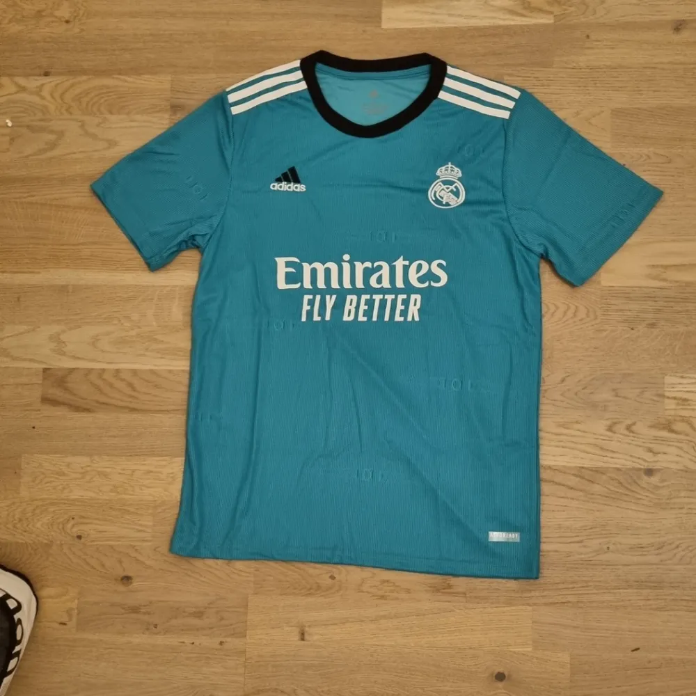 Säljer en riktigt clean Real Madrid tröja.⚪️ Inget namn på ryggen. Turkosblå. . T-shirts.