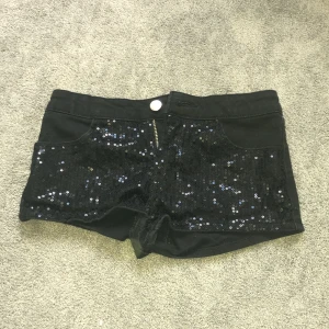 Svarta glittriga shorts  - Har använt dom mindre än 4-5 ggr så dom är ff fina 