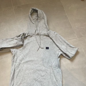 Les Deux Hoodie - Hoodie från Les Deux. Näst intill oanvänd. Skick 10/10!