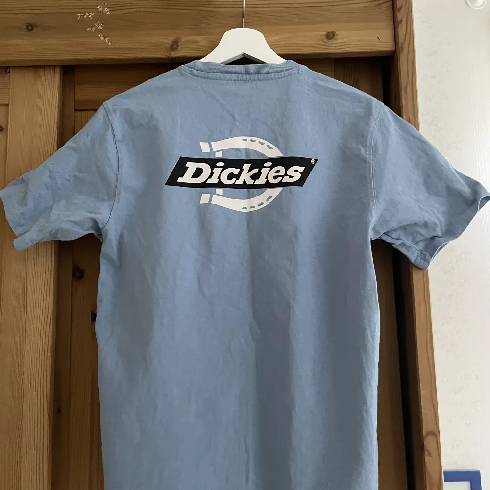 Snygg Dickies T-shirt till salu. Använt sparsamt. Inköpt 2023. T-shirts.