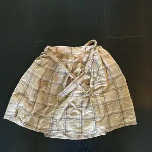 Snygg mönstrad kjol i strl M, oanvänd. Säljer pga för stor för mig. Vet inte märket, då den är köpt second hand och lappen är borta :)