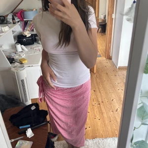Rosa randig kjol - Säljer denna fina kjol från Gina Tricot! Perfekt strand och sommarkjol💓 Köparen står för frakten, bara att frpga om ni undrar något!