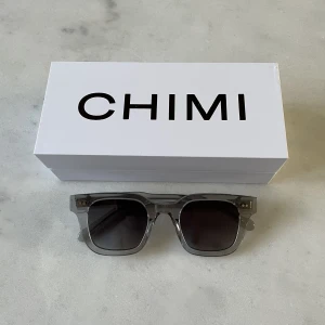 CHIMI 04 GREY - Säljer nu mina CHIMI 04 GREY. Cirka 1 månad gamla men näst intill nya, inga repor eller skador på Solglasögonen.  Allt tillkommer, Box, Solglasögon skydd och puts duk.