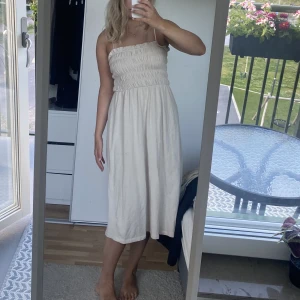 Klänning  - Supersöt långklänning från Hm, endast använd en gång!! 