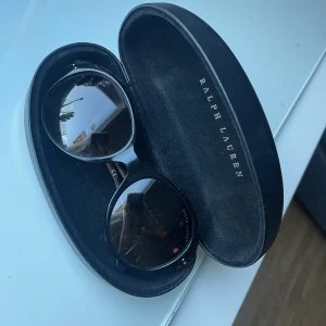 Solglasögon - Solglasögon från Ralph Lauren, de är sparsamt använda endast små små repor på vissa ställen men det är inget man ser eller tänker på när man har dem på sig. Köpta i Milano💞