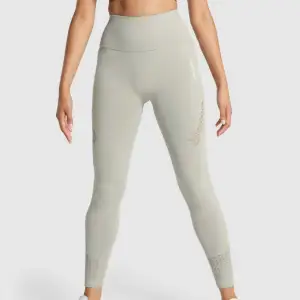 Säljer ett par gymshark tights i strl s. Fint skick förutom en liten defekt som syns på sista bilden. Väldigt stretchiga och sköna🤍