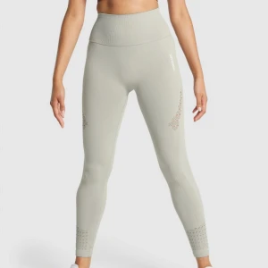 Gymshark tights - Säljer ett par gymshark tights i strl s. Fint skick förutom en liten defekt som syns på sista bilden. Väldigt stretchiga och sköna🤍