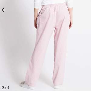 Säljer domhära rosa randiga pyjamas byxorna, använda en gång men alldrig sovit i