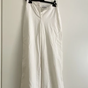 Vita kostymbyxor  - Vita kostymbyxor, få fläckar längst ner , använda en gång  Ny pris 299kr säljer för 70kr 