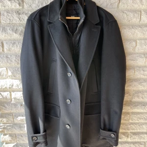 Hugo (by Hugo Boss) jacka - Hugo Boss jacka med avtagbar innerjacka. Aldrig använd !!! Nypris ca 10.000 kr