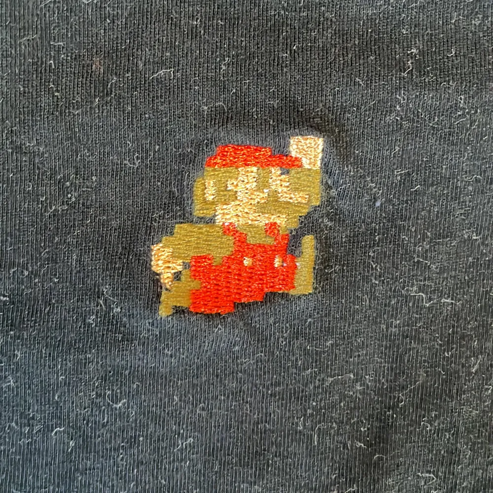 T Shirt från Dedicated med broderat motiv av Super Mario i bra skick.. T-shirts.