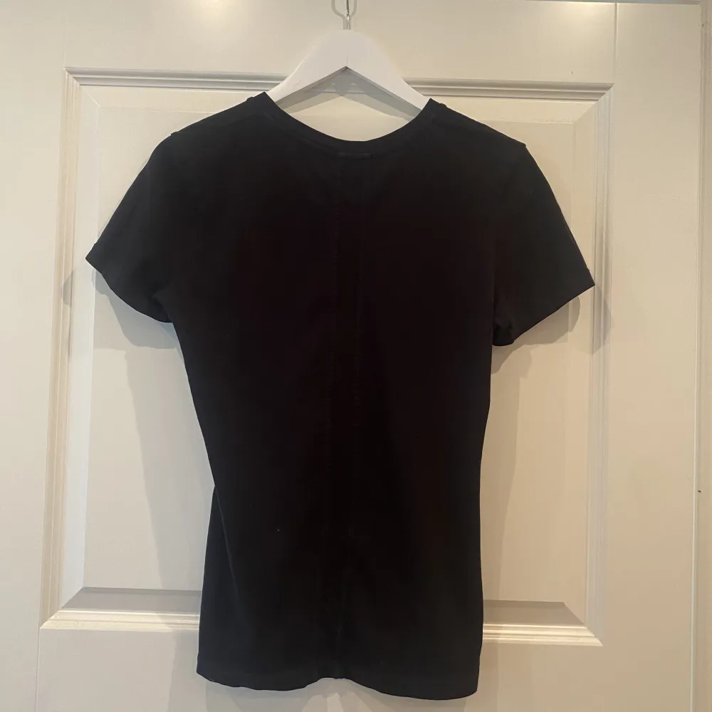 En svart Calvin Klein T-shirt i storlek xs. T-shirts.