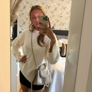 Väska - En fin väska från zara som aldrig är använd alltså ny skick i en beige färg med guldiga detaljer ett tjockare kortare band och ett längre guldigt, båda är avtagbara 💖