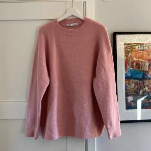 En oversized rosa stickad tröja från zara! Säljer på grund av att den inte har kommit till användning! Köparen står för frakten! Skriv vid eventuella frågor! 🤗😊😁🥰