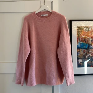 Rosa stickad tröja!  - En oversized rosa stickad tröja från zara! Säljer på grund av att den inte har kommit till användning! Köparen står för frakten! Skriv vid eventuella frågor! 🤗😊😁🥰