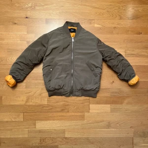 bomberjacka från Bikbok - bomberjacka från bikbok! ärmarna går att vika ner