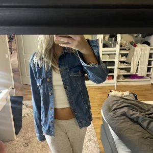 Jeansjacka - Säljer denna jättefina jeansjacka för att den tyvärr inte kommer till användning💕i storlek L men passar mig som brukar ha S/M, skriv privat för fler frågor💕