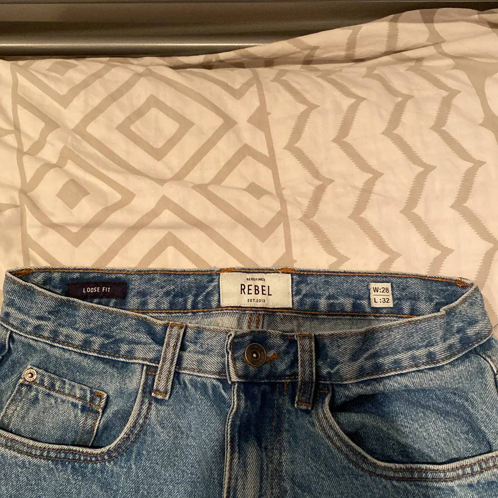 Dessa Loose fit jeans från rebel är i riktigt bra skick och har inga skador alls. Säljer dessa byxor eftersom att de är för små för mig. Jeans & Byxor.
