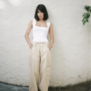 Zara body - SUPER FIN zara body som jag älskar, tyvärr så köpte jag en för liten men har en annan i större storlek, jätteskönt material och går att styla till allt!😍köpte den för 200kr