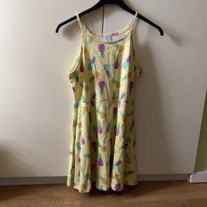 Söt ananas klänning  - I bra skick, använd väldigt få gånger! Säljer för att den tyvärr inte passar mig längre. 
