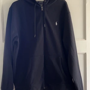 Ralph Lauren Hoodie - Säljer en fet Ralph Lauren Hoodie i riktigt bra skick. Endast använd några få gånger, då den var för stor för mig. Tveka inte att höra av dig för fler bilder/frågor!   //Lukas 