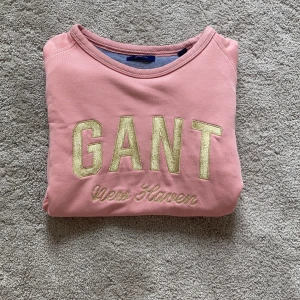 GANT tröja, säljs! - Till salu en rosa GANT med ett guldigt tryck!💘💘