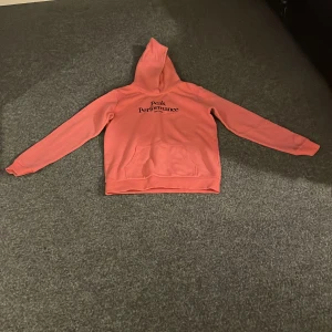 Hoddie  - Använd 3 gånger. Skriv till mig privat så kan man pruta lite så man kan få den billigare 