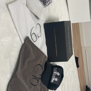 Maggiore keps - Två st maggior kepsar den svarta är i ny Skick men den vita är lite smutsig men syns knappt. Det är ba o skriva om prata om pris och så. Vill man bara köpa en så är det ba och om det är nått. man kan köpa båda för 1000