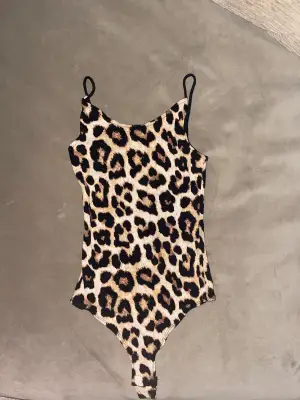 Säljer min knappt använda leopard body i String, säljer den pga kommer ej till användning men annars ett av favorit plaggen!😆