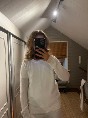 Stickad tröja  - Stickad tröja från vila, fint skick💕 Säljer likadana i svart och grå också.