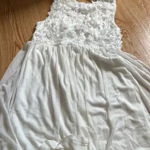 Fin vit klänning! Använd 1 gång. 