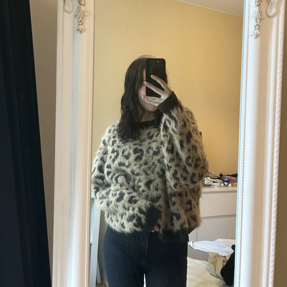 Varm och superskön stickad tröja med leopardmönster,strl m men passar även mig som är en xs. Stickat.